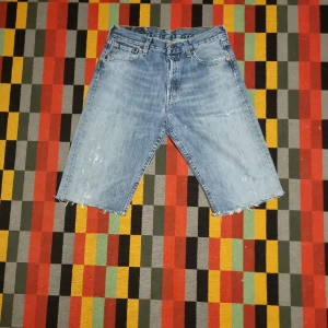 Vintage Levis Jorts  - Ett par vintage levis jeans. Köpta från en secondhand-butik. Storlek 28 i midjan. Väldigt snygg wash och wear. Tveka inte att fråga om passform och mått!