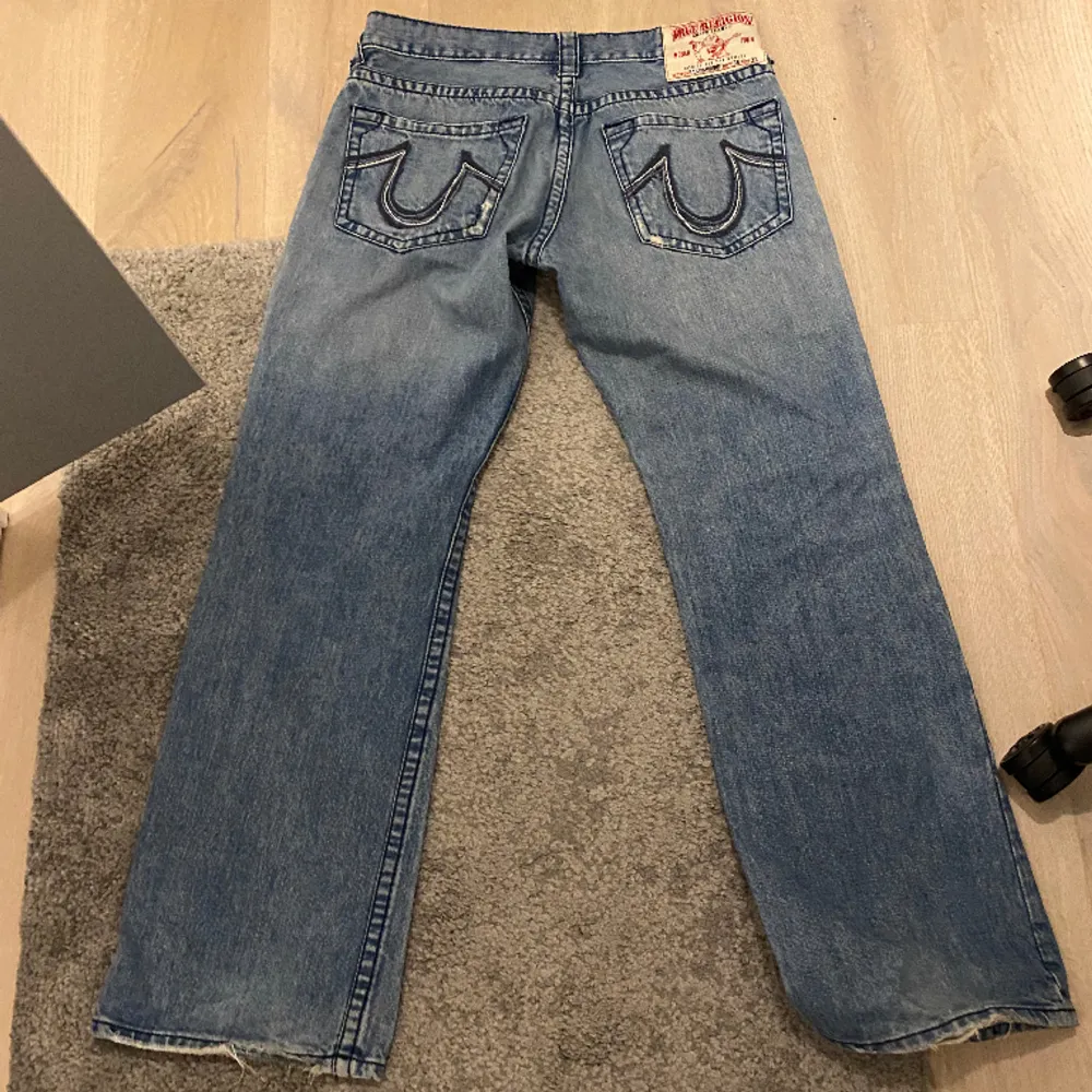 True religion byxor som är lite slitna men annars bra skick. . Jeans & Byxor.