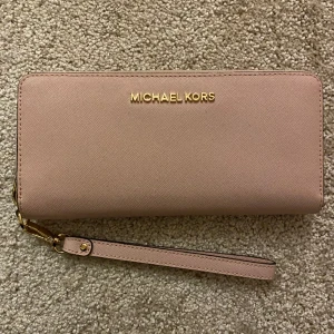 Plånbok - Använd fåtal gånger , inköpt för några år sedan.