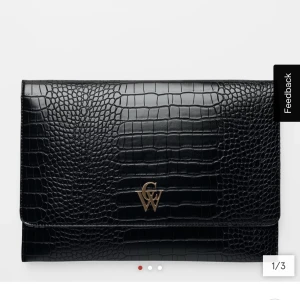 Datorfodral  - Datorfodral från Carin Wester! använt men i fint skick🥰 Kan skicka egna bilder vid intresse🫶🏽