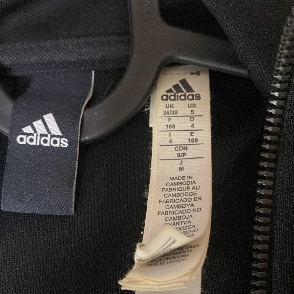 Baggy adidas kofta i bra skick som bara användes några gånger under förra vintern inga fläckar eller hål Snälla tryck inte på köp nu🤍. Tröjor & Koftor.