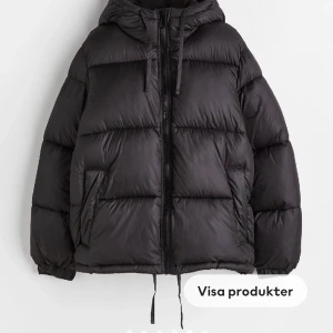 Hm jacka  - Säljer nu min svarta varma jacka ifrån hm så jag köpt en ny vinterjacka, den är helt som ny och har inga effekter 