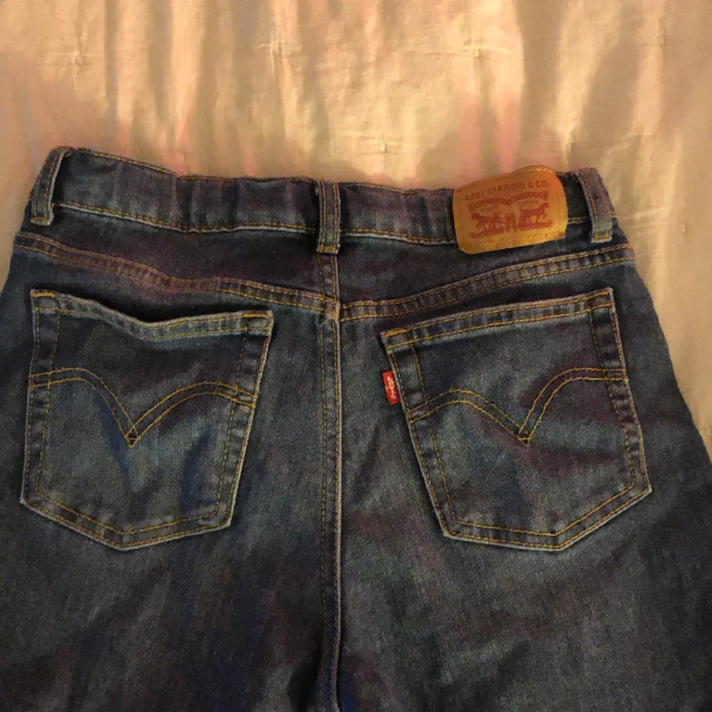 Ett par fina jeans från LEVI, det är nästan helt oanvända och fint mönster på fickorna . Jeans & Byxor.