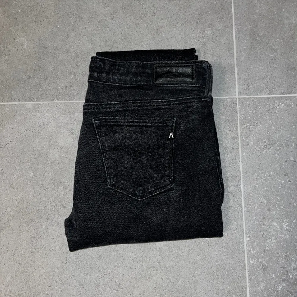Nu är dessa feta replay jeans till salu! Skicket är 9,5/10 och jeansen har inga synliga defekter. Frågor i Dms!. Jeans & Byxor.