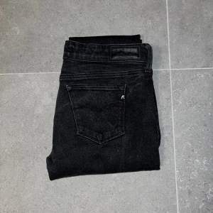 Nu är dessa feta replay jeans till salu! Skicket är 9,5/10 och jeansen har inga synliga defekter. Frågor i Dms!