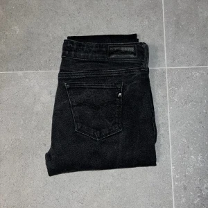 Replay jeans slim fit - Nu är dessa feta replay jeans till salu! Skicket är 9,5/10 och jeansen har inga synliga defekter. Frågor i Dms!
