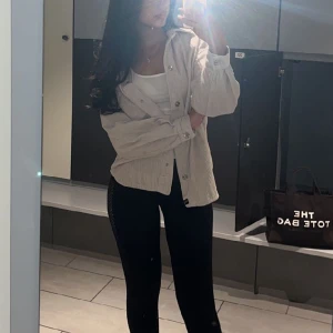 Jacka - Jacka från bershka perfekt till våren, endast använd ett par gånger ❤️