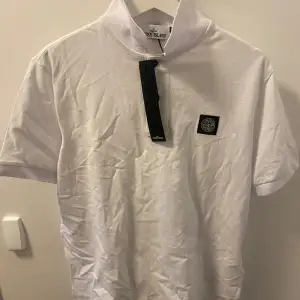 Stone island piké 1:1 kopia. Säljes för priset de köptes för, helt nya. För små därför de säljes. Håller du den bredvid en äkta går det inte se skillnad i bla detaljer, knappar och kvalitet. Qr kod. Storlek Large båda för 550.