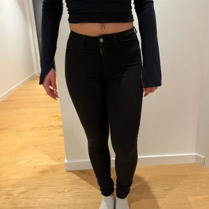 Svarta jeans - Säljer mina svarta jeans som inte kommer till användning och knappt använda💗 