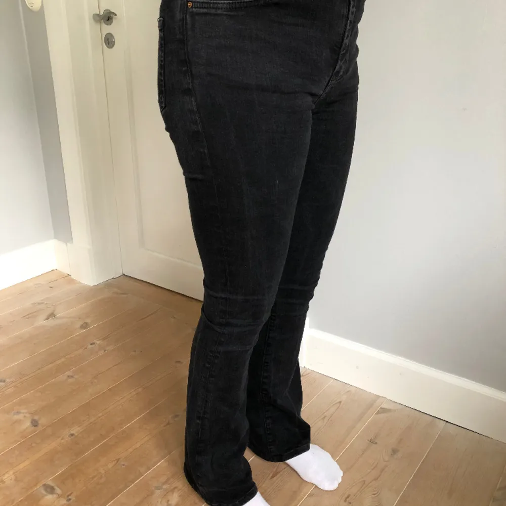 Svart bootcut jeans med medelhög midja. Storlek M passar S/M. Midjemått 35(rätt över) och Innerbenslängd 78cm💗Modellen är 165-167cm. Jeans & Byxor.
