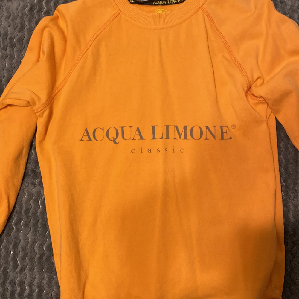 Orange Aqua Limone sweatshirt som är i mycket bra skick pågrund av att den inte har kommit till användning. Den är ganska stor i storleken.🩷. Hoodies.