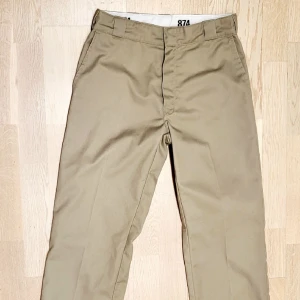 Dickies 874 - Size W30 L32, Skick 10/10, köpta typ förra veckan. Säljer eftersom jag vill size up. Pris kan diskuteras