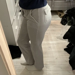 Juicy couturebyxor - Juicy Couture byxor i en ljusgrå färg. Är osäker på om jag vill sälja men kan släppa dom för rätt pris Skulle vilja ha en annan färg vilket är anledningen till varför jag funderar på att sälja. Sparsamt använda. Inga defekter.  Storlek XS