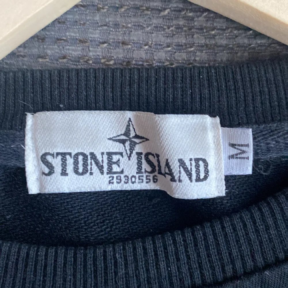 Stone Island tröja i storlek M men passar S Skicket är 7,5/10 men badgen är lite sliten med tröjan är i bra skick Dm vid andra frågor😃. Tröjor & Koftor.