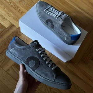 Oliver Cabell  - Säljer ett par helt nya Oliver Cabell i storlek 45, cond 10/10 endast testade. Kommer med OG box och dustbags