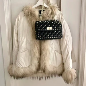 Vintage Monclerjacka - Säljer denna sjukt fina vintage Moncler jackan köpt på Vestiaire Collective. Inte använd av mig då jag säljer den pga att den är för liten 💖 storlek 1 vilket motsvarar en S🌟