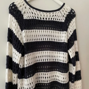 Stickad hålig tröja  - Randig tröja i gott skick, storleken är borttagen men skulle säga att den passar s-m 💓