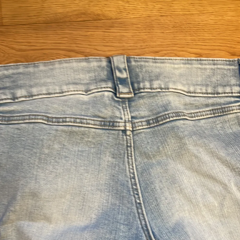 Ljusblåa jeans i storlek 158 från H&M. Helt oanvända. Nypris: 349kr. Men säljer för 299kr istället!!. Jeans & Byxor.