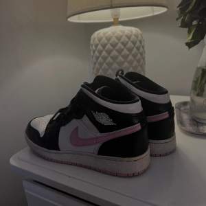 Jordans i bra skick, köpta på Restocks 💗💗 Pris kan diskuteras vid snabb affär