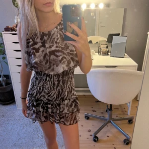 Mönstrad klänning 🦓 - Mönstrad klänning från Zara i strl XS. Endast använd en gång. Köparen står för frakt 🥰