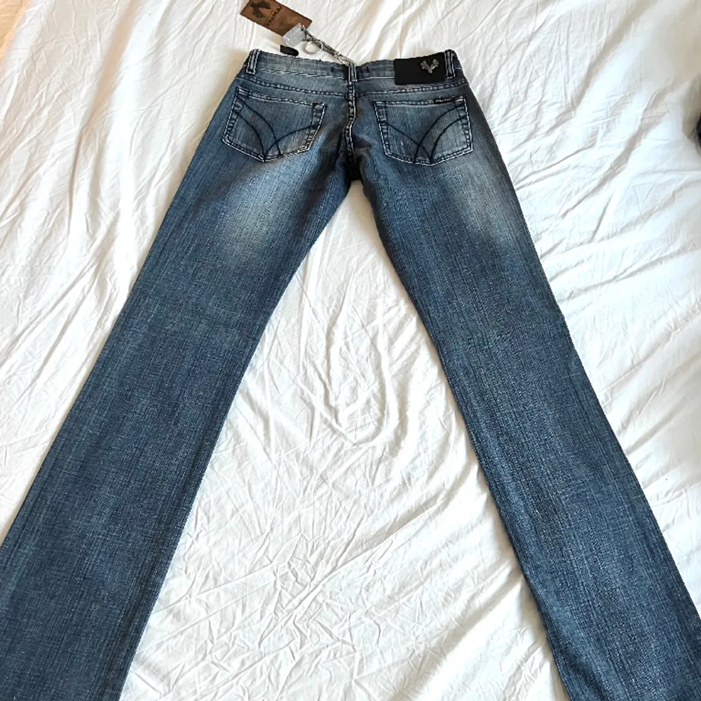 ALL INFO➡️ett par splitternya vintage lågmidjade jeans från Reactive med lapparna kvar! midja: 35.5cm💕innerbenslängd:86cm💕midjehöjd: 19cm Supersnygga fickor. Tyvärr inga bilder med som på då de är för små för mig men mer bilder på jeansen finns!💕. Jeans & Byxor.