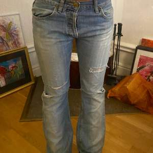 Bootcut low waist Lee jeans med fin washed färg. Man kan se defekter på de två sista bilderna, men förövrigt bra skick! Size: 30-32 