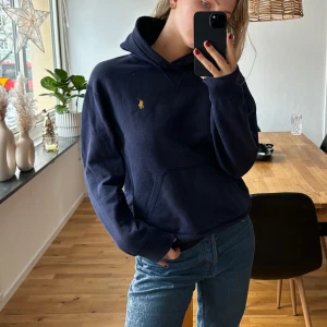 Ralph lauren hoodie - Marinblå hoodie från Ralph Lauren.