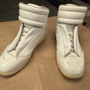 Maison Margiela leather sneakers - Size 42, white leather sneakers in used condition. 500SEK. Original price 800EUR. Can send additional photos if requested