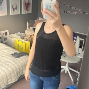 Fest topp - Säljer dessa två vintage fest topparna i svart och grått med fin strass dekoration på framsidan. Materialet är lite genomskinlig mesh typ. Båda är från märket Cheap Monday och i storlek M men passar även S. Båda för 100kr eller 65kr styck.