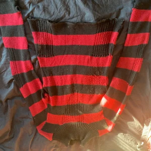 Röd/svart randig stickad tröja - En fin tröja från Vixxill som tyvärr är för liten för mig. Den har tumhål, och som du ser så är den lite lösare vid byst och armbågar