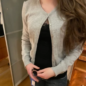 Grå kofta  - Söt grå kofta från hm💓kommer inte till användning, nästan ny☺️