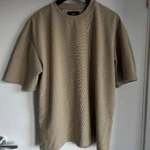 Ett skönt tshirt & shorts set från ”ADPT” som bara använts 1 gång då det inte passar mig! Storlek M i båda. 