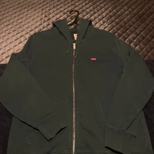Levis hoodie! - Hejsan! Säljer nu min Levis hoodie som är använd typ 2-4 gånger så den är som ny storlek S. Sick 10/10 inga defekter. Bara att fråga om mer bilder om man är intresserad. Pris kan diskuteras vid snabb affär  Mvh Melvin!