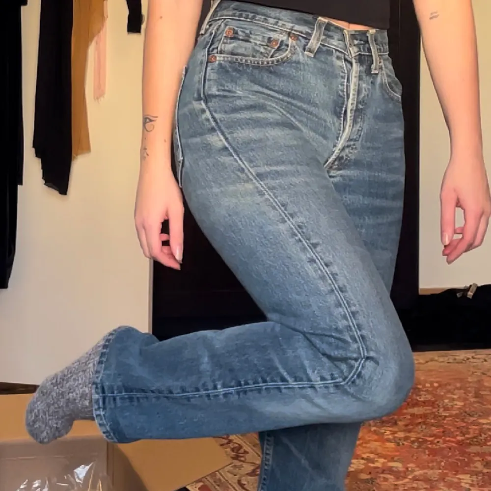 Vintage Levis jeans i W27 L32 De är uppklippta längst ner några cm. Bra skick🌻. Jeans & Byxor.