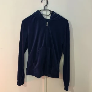 Tröja  - Säljer då den inte kommer till användning längre. Nypris 299.