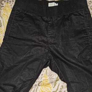 Svarta herrbyxor från Emilio - Säljer ett par svarta herrbyxor från märket Emilio. Köpta på MQ. Storlek 48 och byxorna är i bra skick.