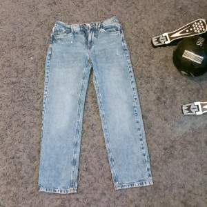 Ett par ljusblå stentvättade jeans från lindex. Modellen heter Vilgot, är loose/ straight beroende på ben. Storleken är 152cm. Skicka gärna prisförslag.