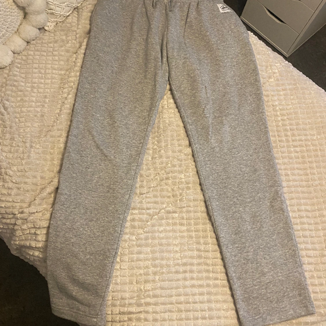 Grå low waisted straight leg mjukis byxor