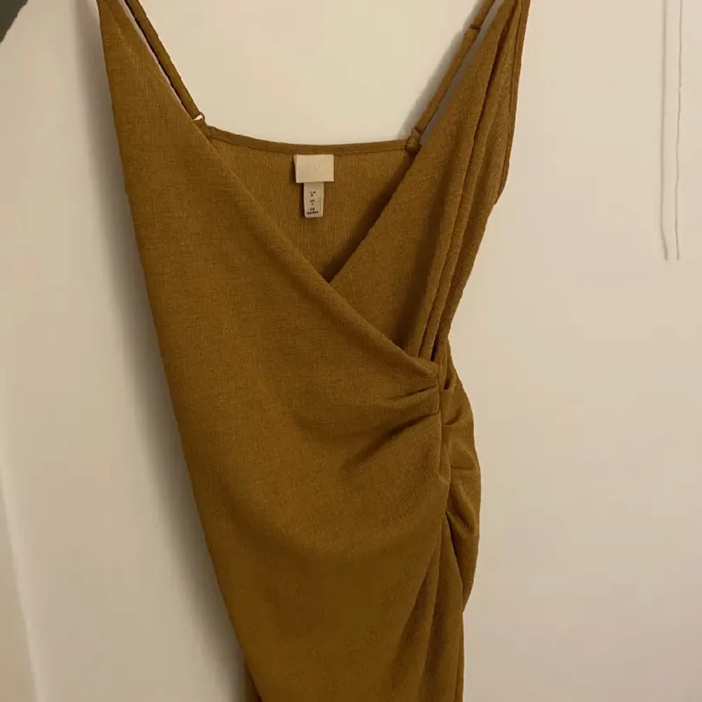 Superfin rostbrun klänning från H&M, endast provad❤️. Klänningar.