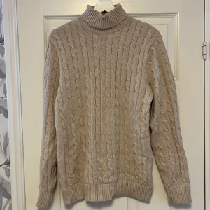 Stickad tröja  - Säljer nu min polo stickade tröja från Selectedhomme. Mycket bra skick, nypris 799kr