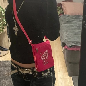 Hello kitty väska - Säljer de för behöver pengarna. Skriv om du har frågor eller om det är något, jobbar på att försöka svara så snabbt som möjligt men snälla ha tålamod!  ❤️❤️