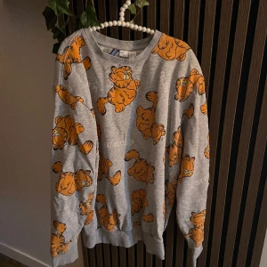 Katten Gustaf tröja  - Säljer denna då jag inte använder den längre och behöver rensa garderoben, säljer för 100kr vid annan affär 80kr