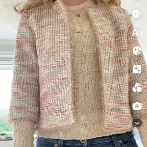 Trekvartsärmad kofta  - Så söt trekvartsärmad kofta i tweed. Jättefin under en långärmad tröja eller över ett linne💓 