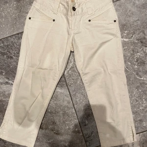 Kortbyxor jeans  - Jättebekväma och fina. Från vero Moda. Säljer pga stor garderobrensning. Kika gärna på mina andra annonser, säljer mycket. Samfraktar gärna:)