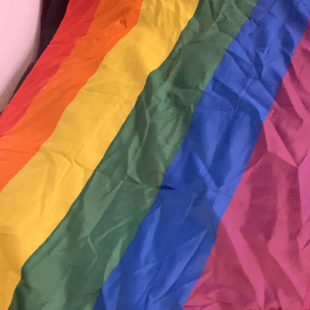 Pride flagga som jag haft uppe på min vägg, har förlåta nån liten ring som man ser i sista bilden men man kan ändå sätta upp den utan problem. Måttet är runt 90 x 150cm (om den här är såld så har jag en till som jag säljer som är i en egen annons). Övrigt.