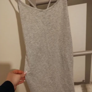 Grå klänning - Använt ett par ggr. Säljer den för 40kr köpte den för 100kr. Skriv vid frågor:)