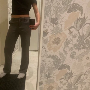Low waist kostymbyxor  - Säljer dessa fina gråa kostymbyxor från vero moda. Eftersom de är för korta för mig. De är i ett väldigt mjukt material och är väldigt sköna. I bra skick🥰🥰