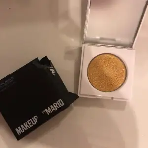 Säljer min helt nya glitter highlighter i färgen Master Crystal Reflector från Make up by Mario, obs endast swatchad, annars helt ny! 