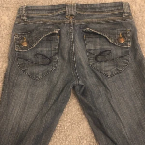 Lågmidjade jeans - Säljer ett par skit snygga raka lågmidjade jeans med enormt snygga bakfickor. Köpta från Sellpy och är varsamt använda men har tyvär blivit försmå. Pris kan diskuteras och tveka inte atg kontakta mig om ni undrar något :)