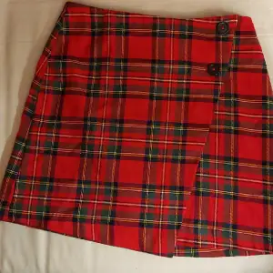 Jättefin kjol i storlek 158. Skulle säga att den är xs/s. Den är nästan aldrig använd! Det sitter två knappar på den (bild 2) och det finns en dragkedja (bild 3).🎀🤍